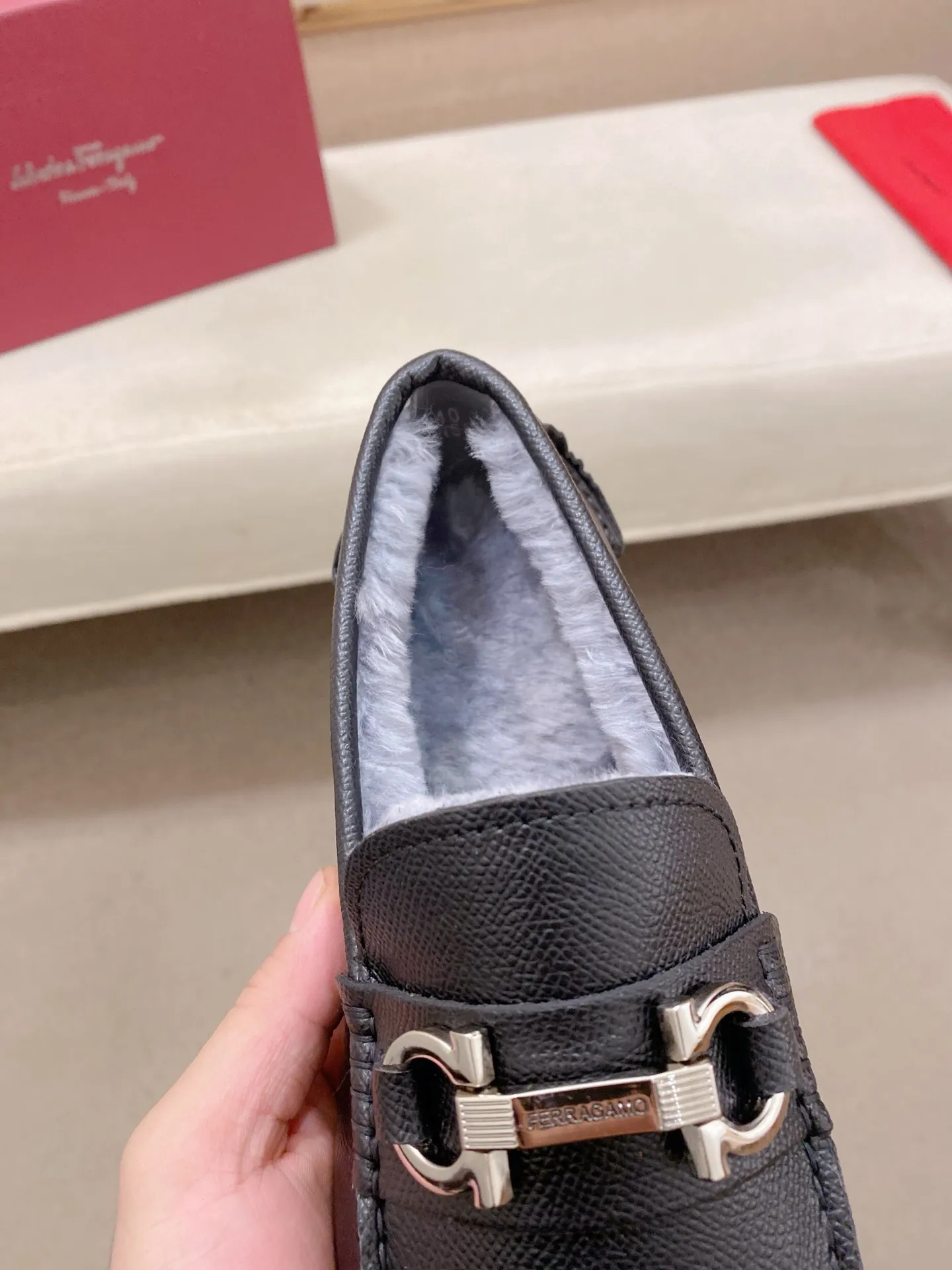 Factory price: 540💰High-end quality! Ferragamo🆕🆕Exclusive hot-selling products in stock🔥🔥New products on the shelves, high-quality Ferragamo men's pea shoes, high-end casual driving shoes, with complete packaging! 💪 💪 Material: imported first-layer cowhide 🐂 + imported high-quality wool lining + wear-resistant outsole 👍🏻👍🏻 Features: high-end and comfortable, purely handmade 🚀 🚀 Create the perfect shoes that suit you best 🔥 🔥 Size: (38-44) 45 standard size can be customized!